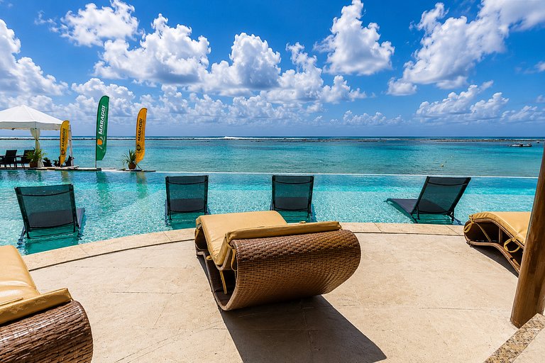 Pé na Areia, Piscina Infinita e Sauna em Barra | Barra Bali